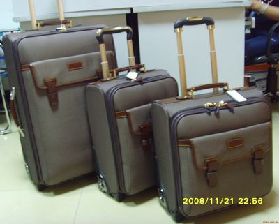 廣州市浩鵬箱包皮具-廣州市花都區(qū)花山鎮(zhèn)東湖安置區(qū)東聯(lián)路-生產(chǎn)、加工、批發(fā)、零售:箱包、皮具,貨物及技術(shù)進出口.-產(chǎn)品展廳