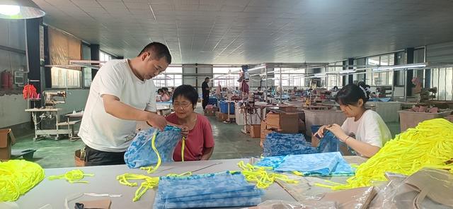 許昌鄢陵 '箱'約左岸 '包'攬振興，箱包加工引領鄉村產業振興